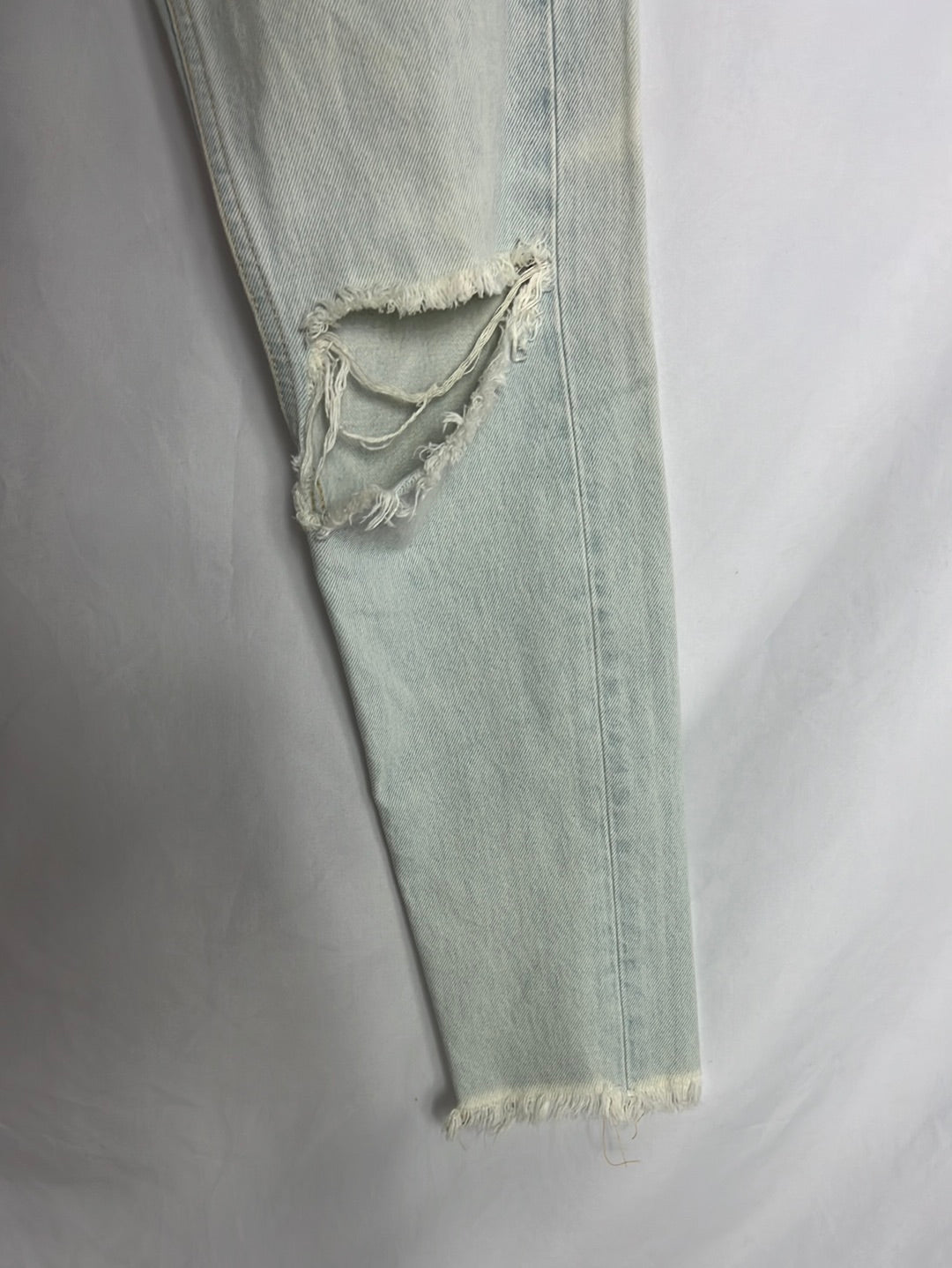 ZARA. Pantalón vaquero claro rotos. T 34