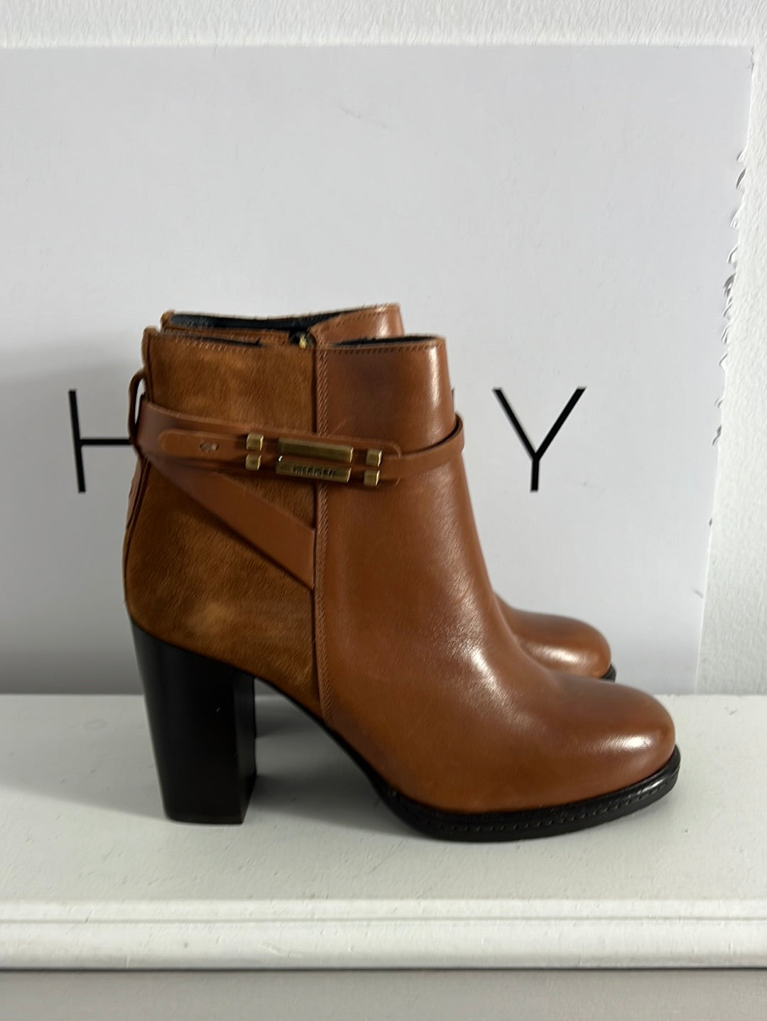 TOMMY HILFIGUER. Botines piel con tacón T.38