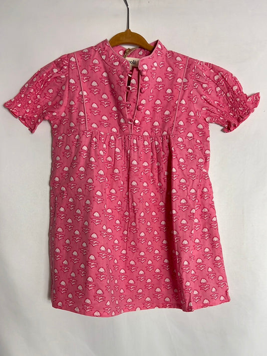 NÍCOLI. Vestido rosa flores blancas. T 3 años