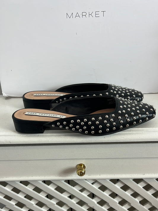 ZARA. Mules tachuelas negras T.37