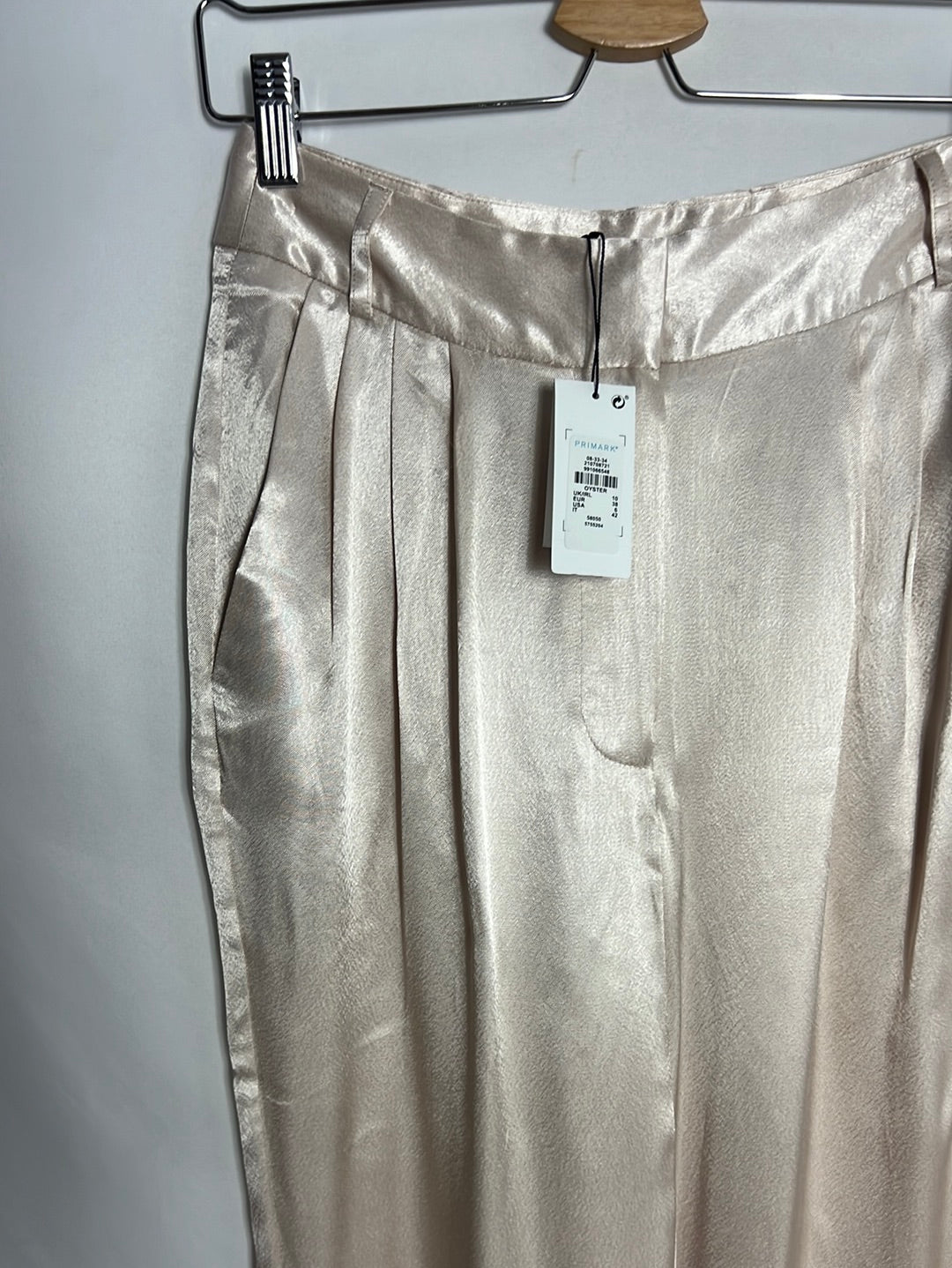 PRIMARK. Pantalones beige satinados. T 38