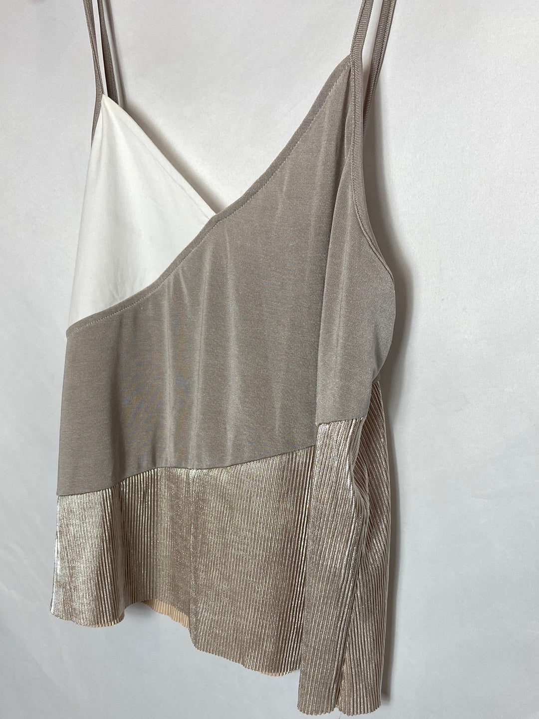 ZARA. Camiseta beige tirantes brillante. T.M
