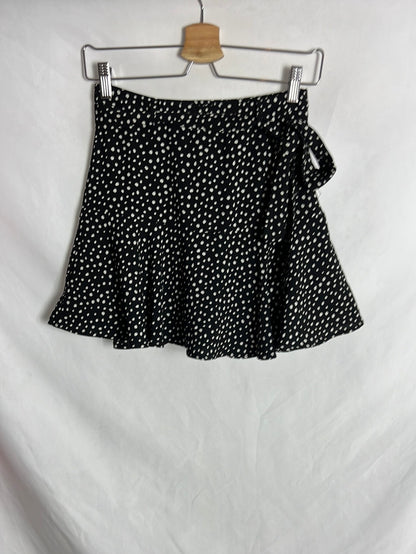 STARDIVARIUS. Short black skirt with white polka dots. TS