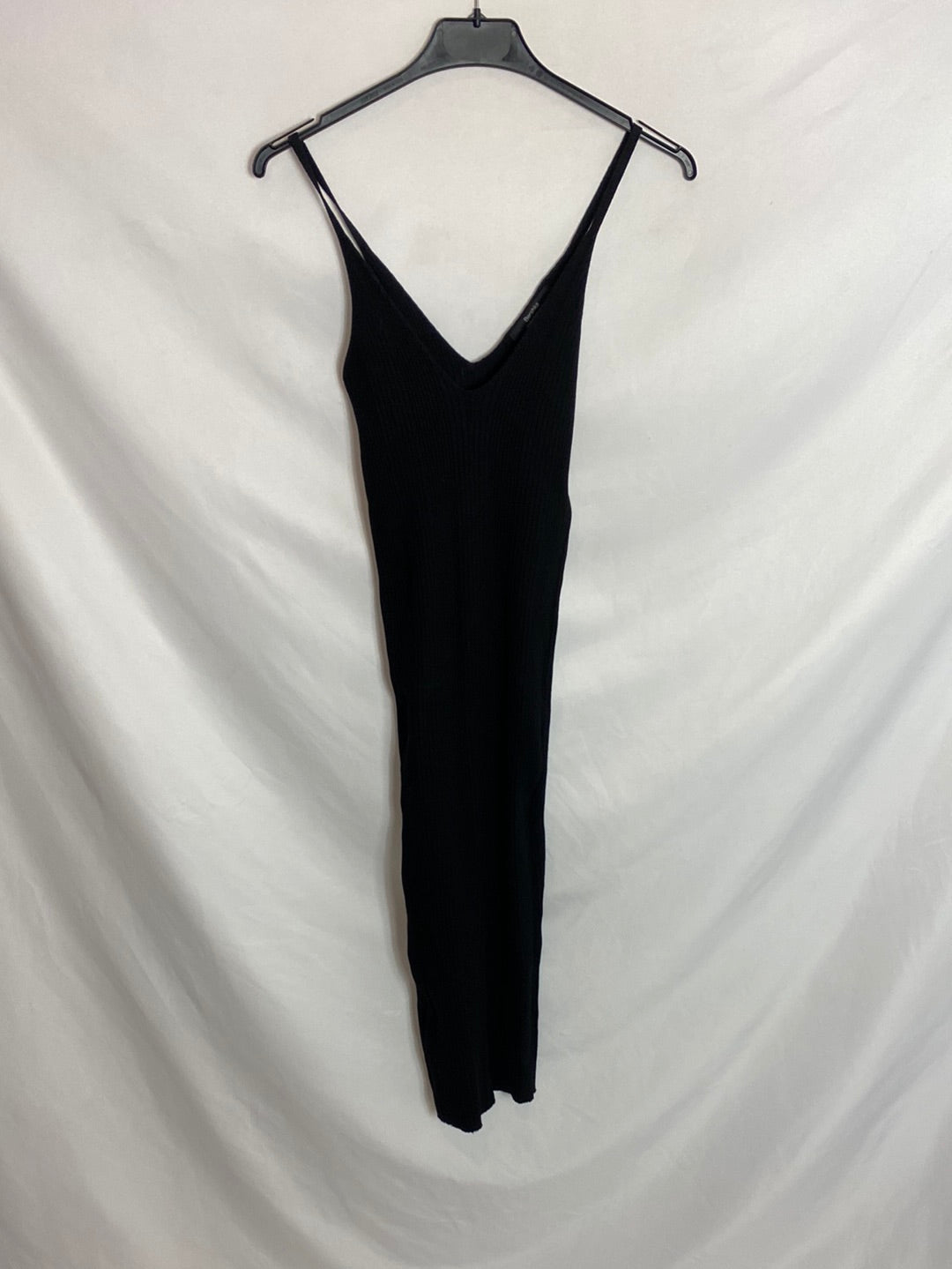 BERSHKA. Vestido canalé midi negro. T.S
