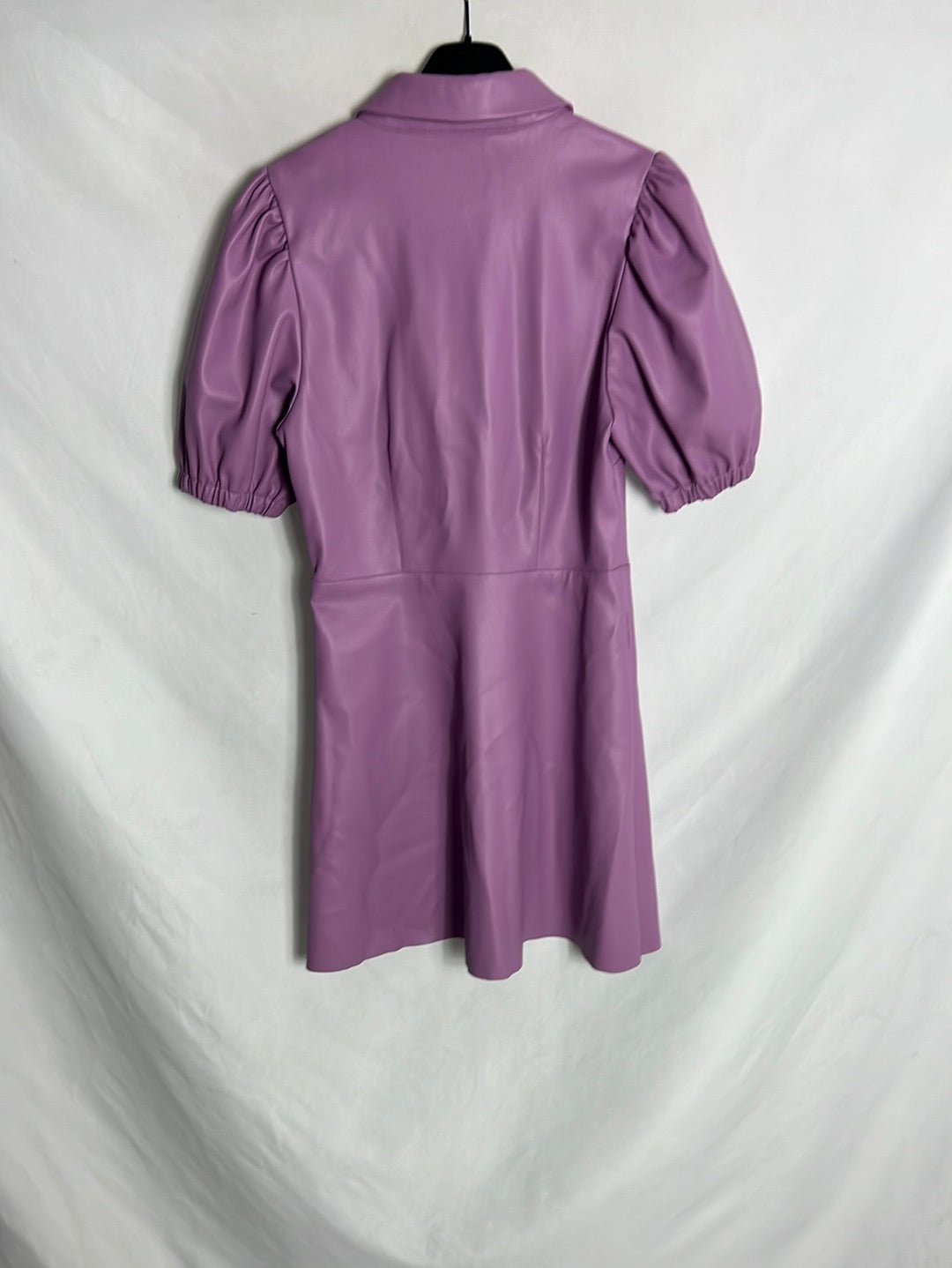 ZARA. Vestido corto efecto piel morado. T S
