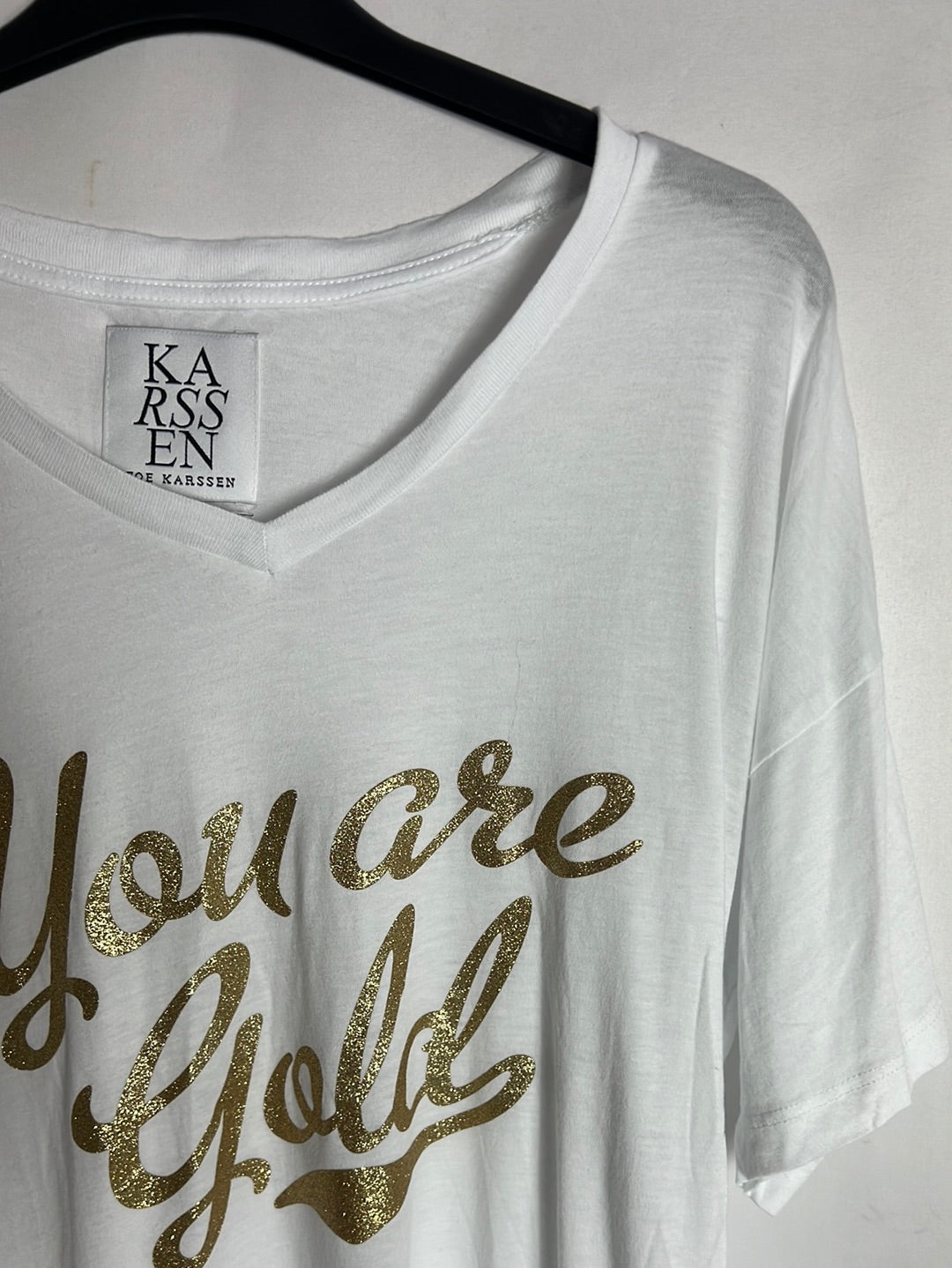 ZOE KARSSEN. White T-shirt with gold lettering. TS