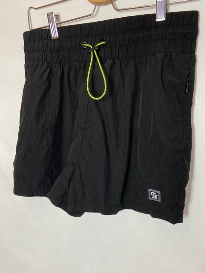STRADIVARIUS. Pantalón corto negro T.m
