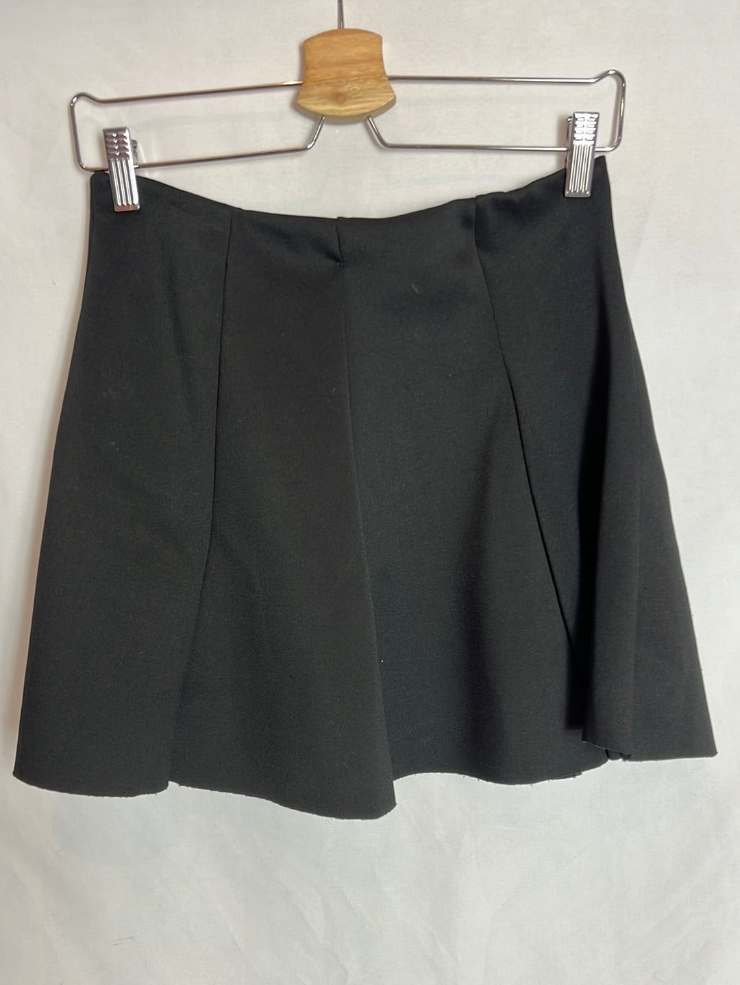 BERSHKA. Falda negra elástica T.l