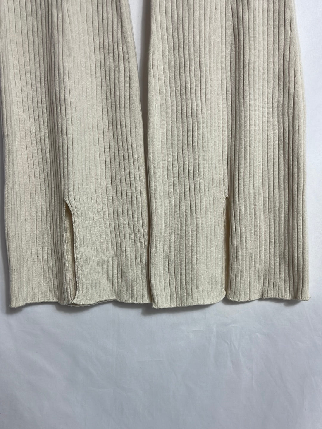 OTRAS. Pantalón canale beige claro cropped. T XS