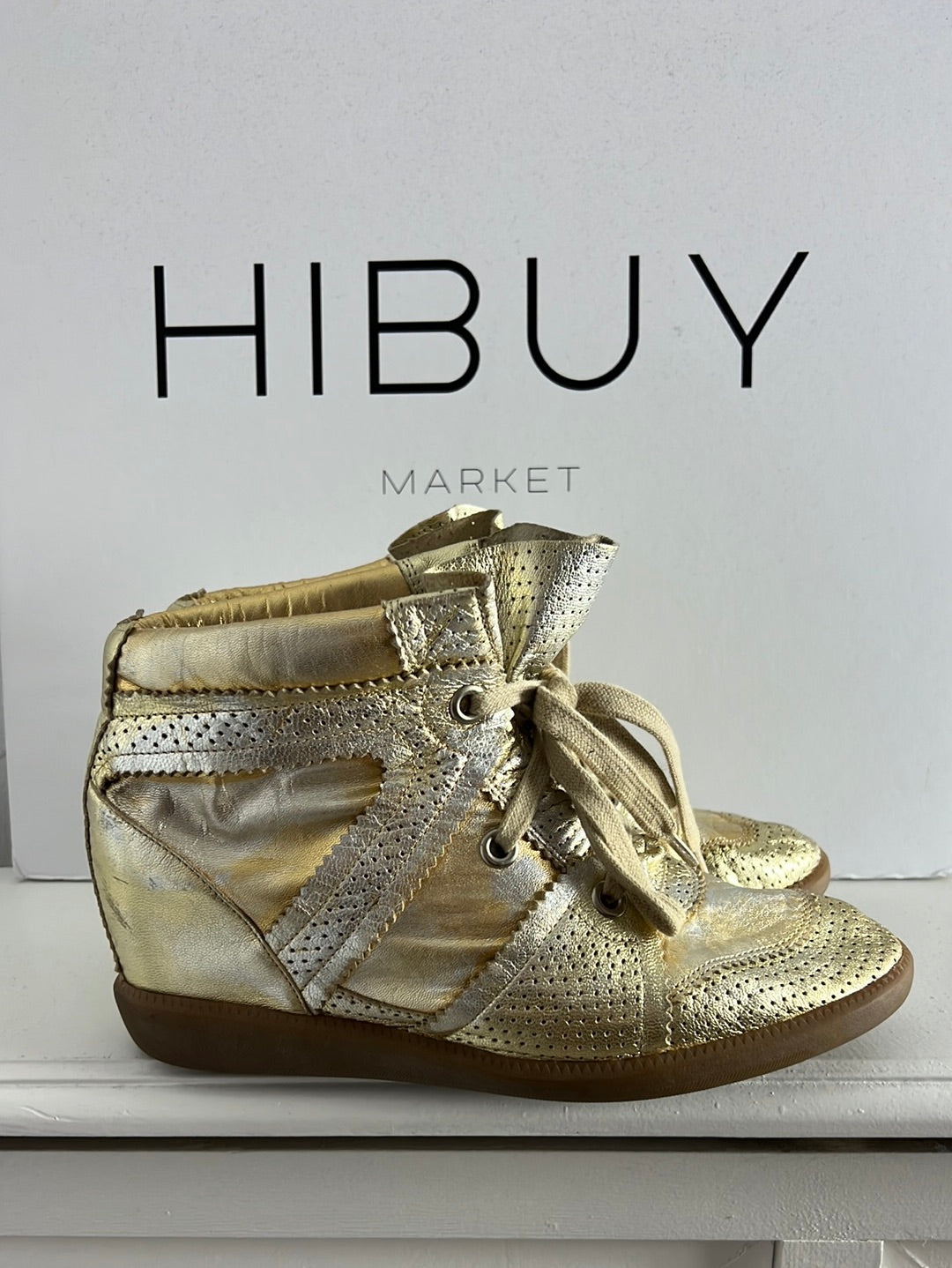 ISABEL MARANT. Deportivas doradas plataforma interior. T 40