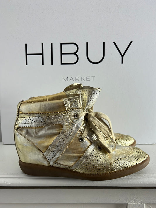 ISABEL MARANT. Deportivas doradas plataforma interior. T 40