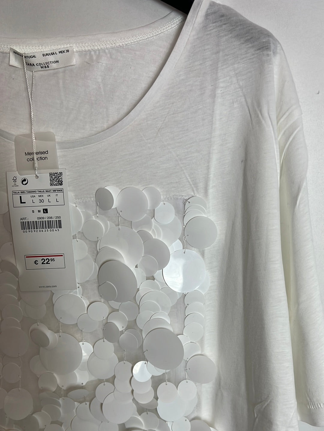 ZARA. Camiseta blanca lentejuelas. T L