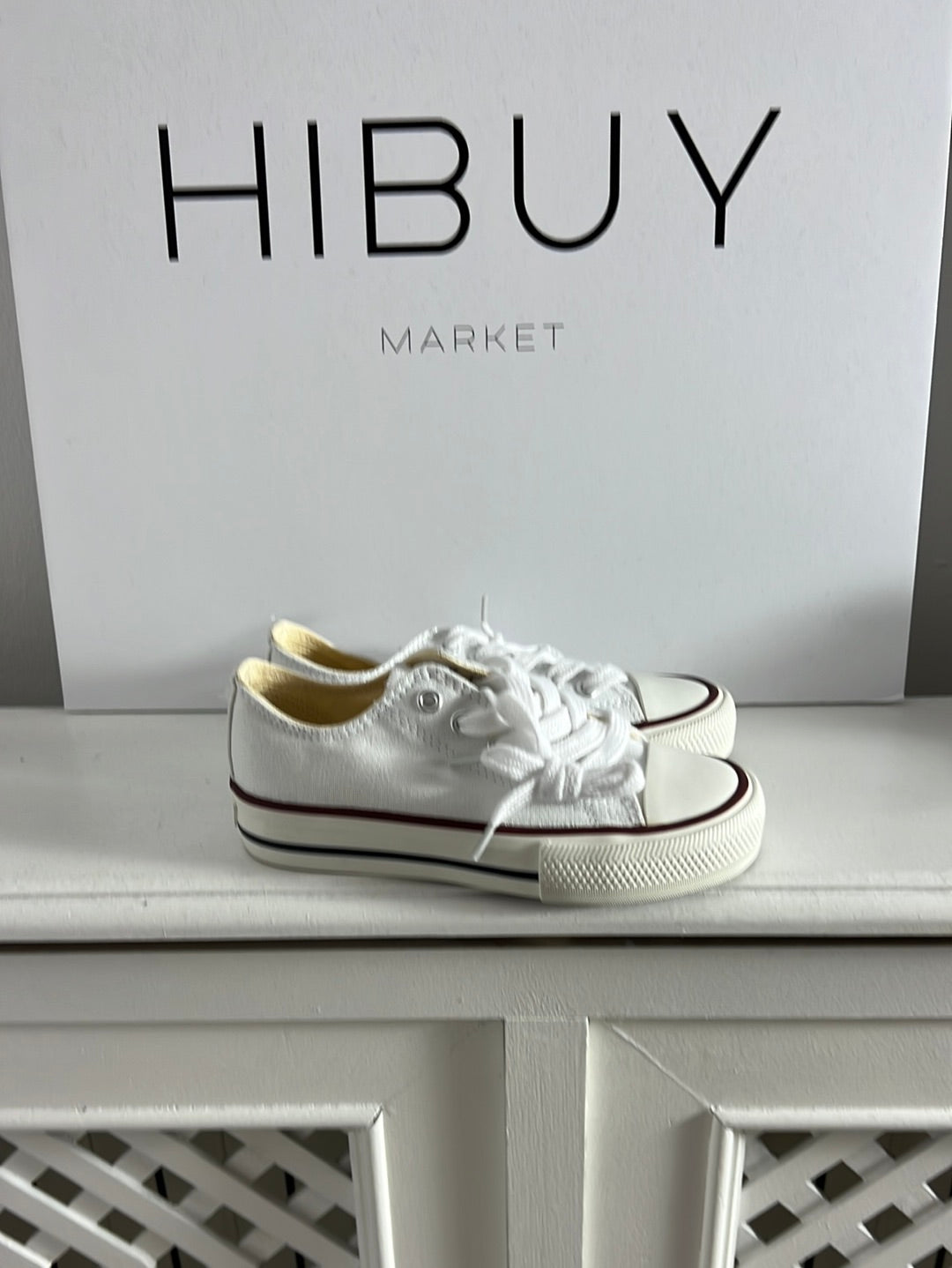 VICTORIA. White canvas sneakers with toe caps. Size 30