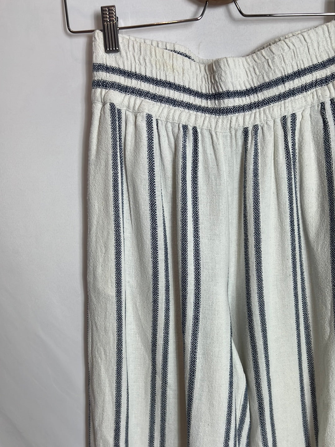 MANGO. Pantalón pata ancha textura rayas. T S