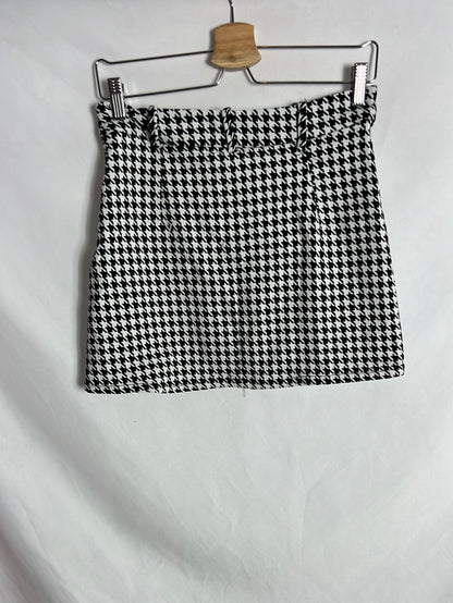 LEFTIES. Short houndstooth skirt. TM