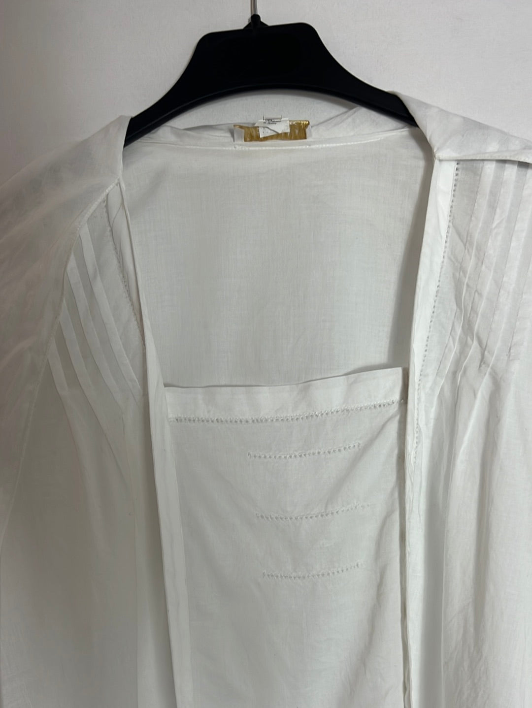 INTROPIA. Short white blouse with bow. Size 38
