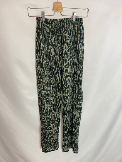 Pull&Bear. Pantalones estampados. T.XS