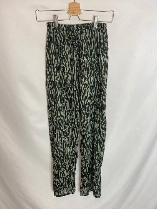 Pull&Bear. Pantalones estampados. T.XS