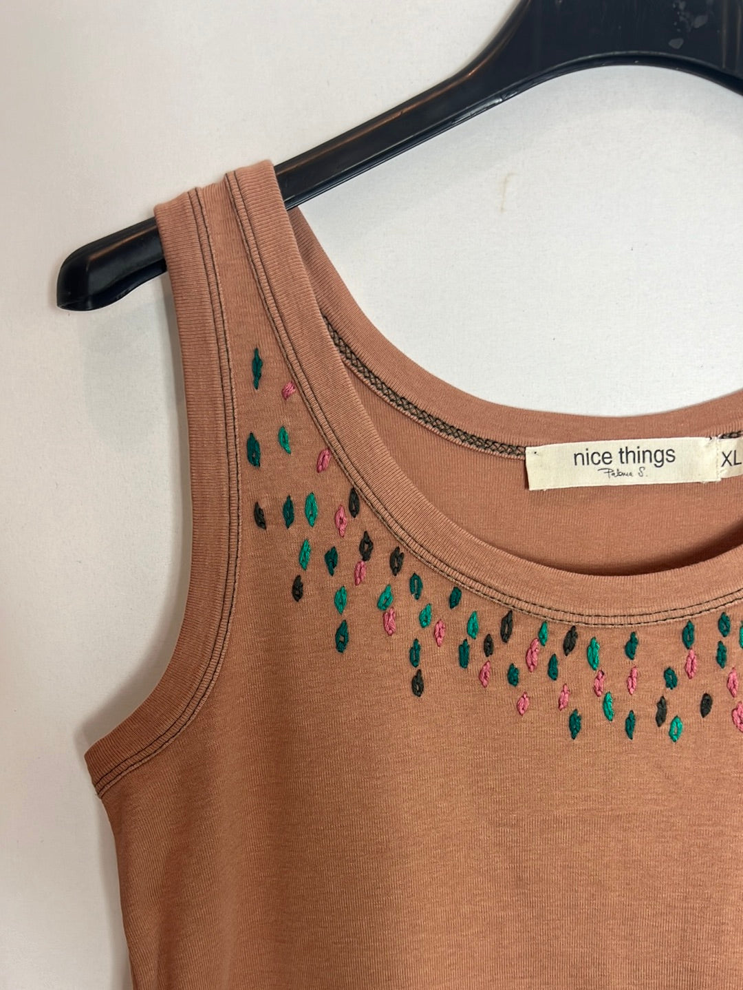 NICE THINGS. Camiseta rosa bordada T.xl