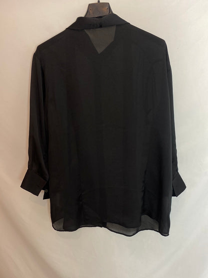 BURBERRY. Black bow shirt. T.48