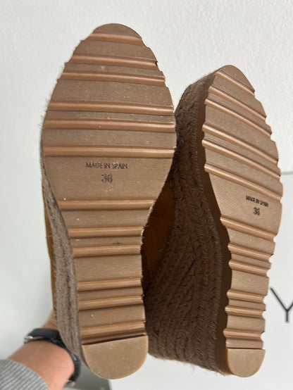 OTRAS. Botines camel suela esparto. T 36
