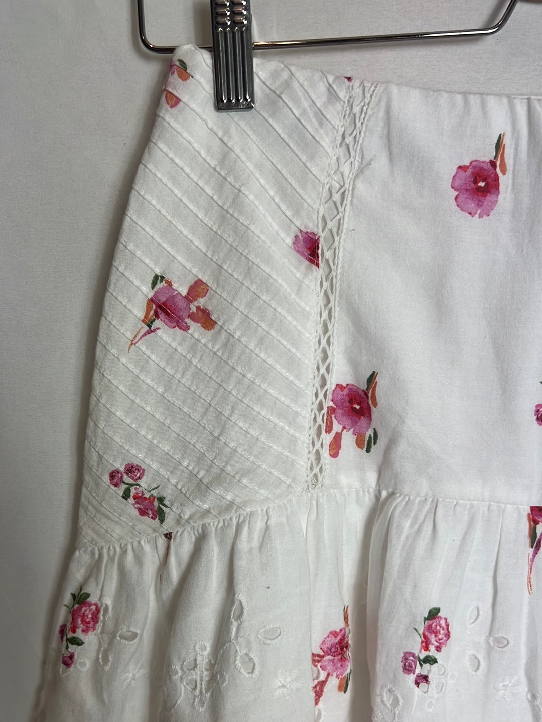 ZARA. Falda corta blanca flores T.xs