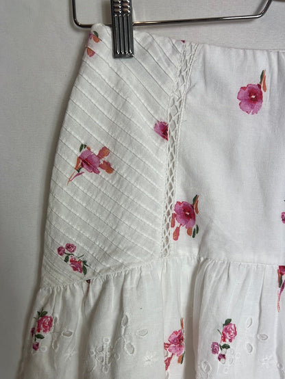 ZARA. Falda corta blanca flores T.xs