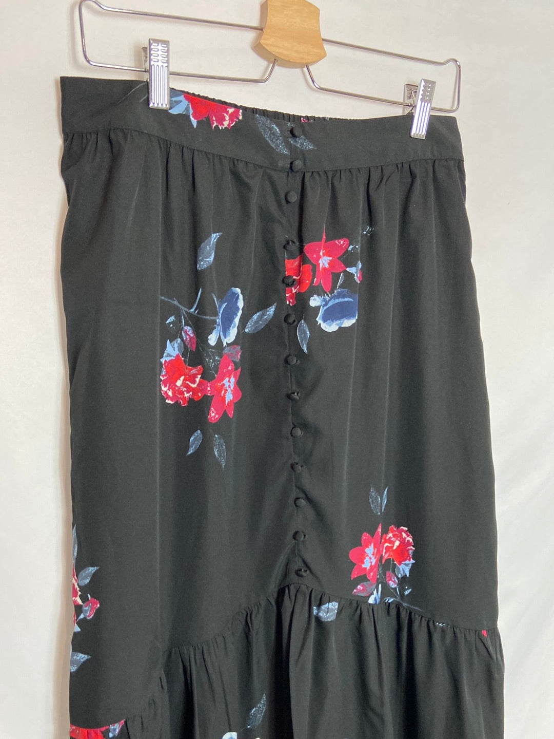 VERO MODA. Falda midi negra flores T.M
