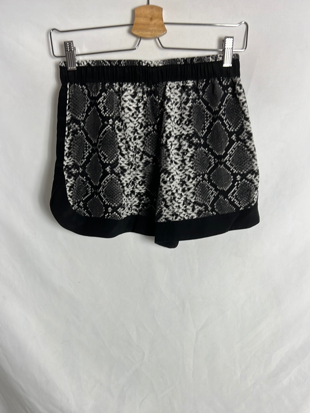 SANDRO. Shorts seda animal print. T 1 (S)
