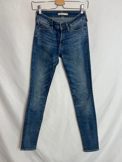 LEVI'S. Medium wash skinny denim pants. Size 26 (36)