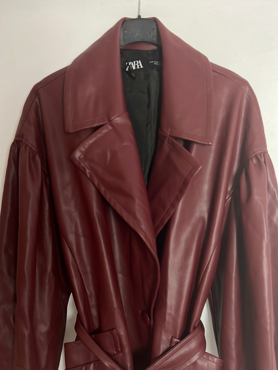 ZARA. Chaqueta efecto piel estilo oversized burdeos. T S