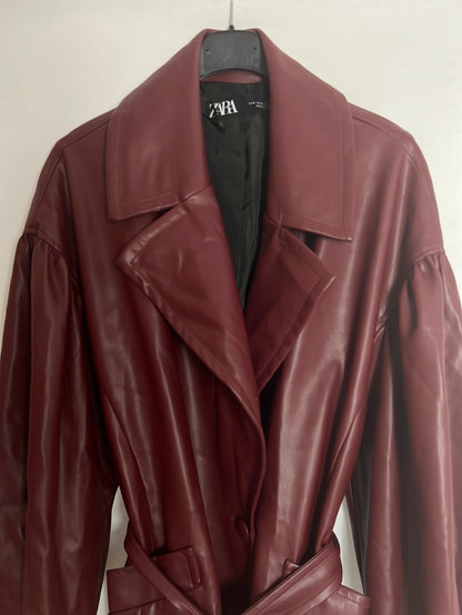 ZARA. Chaqueta efecto piel estilo oversized burdeos. T S