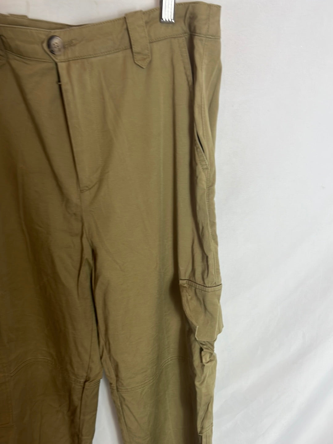 MANGO. Pantalones cargo. T.38