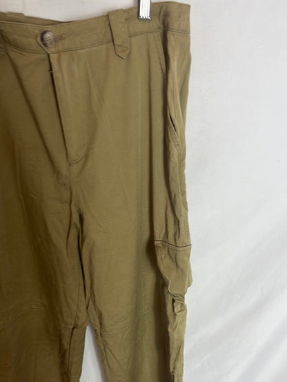 MANGO. Pantalones cargo. T.38