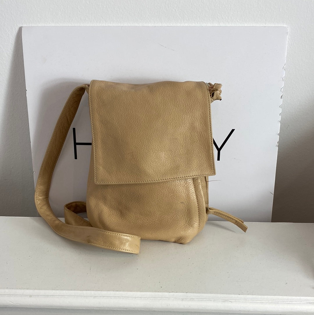 OTRAS. Bandolera piel beige