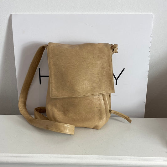 OTRAS. Bandolera piel beige