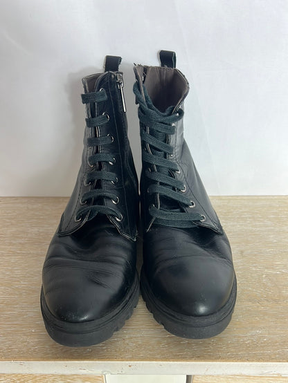 PATRICIA MILLER. Botines negros estilo militar. T 37