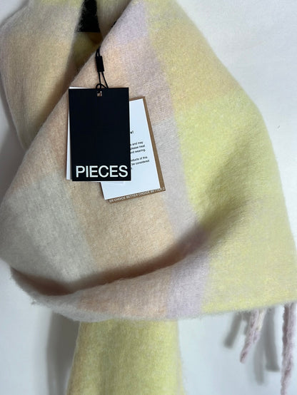 PIECES. Bufanda gruesa tonos pastel