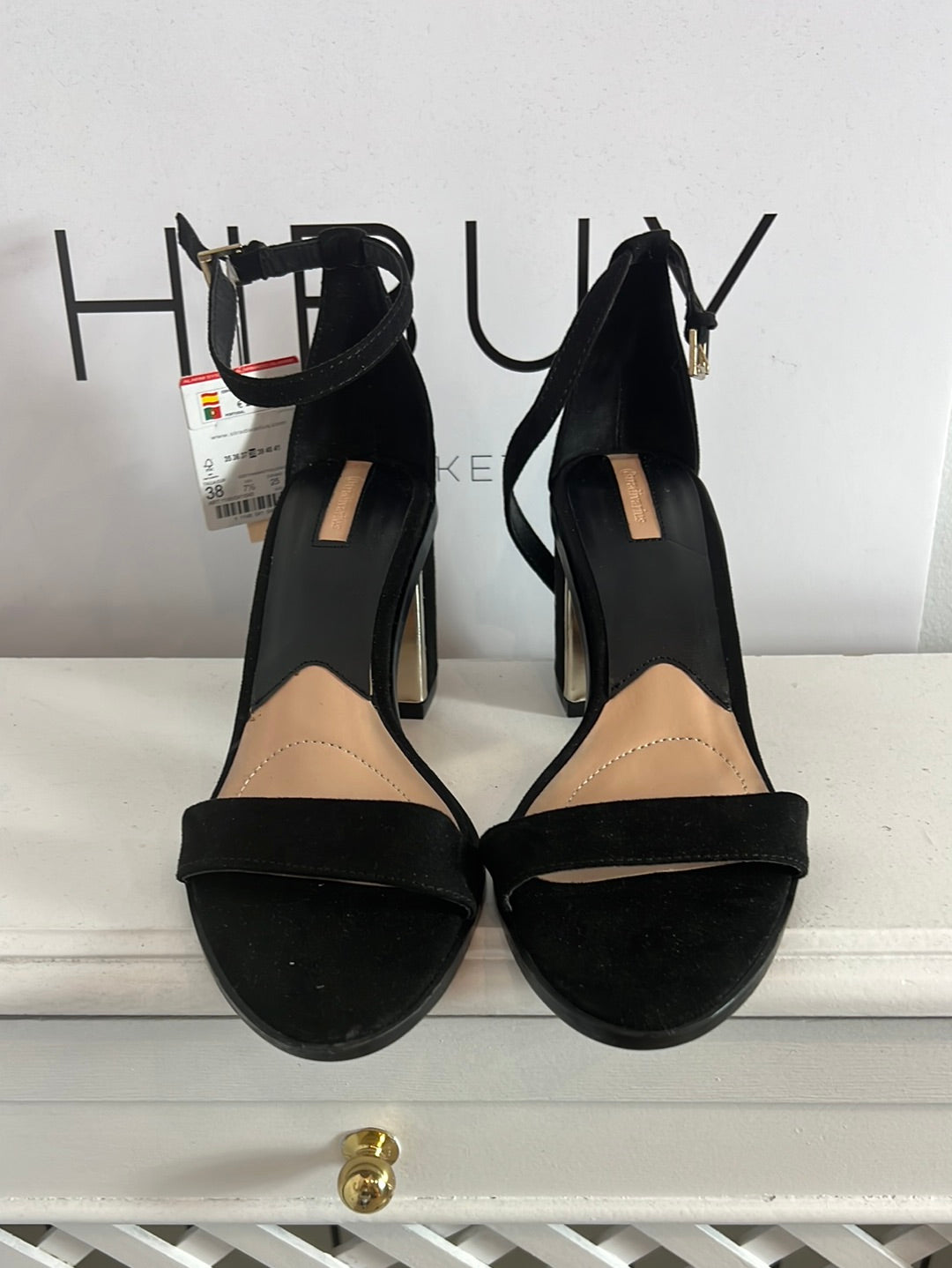 STRADIVARIUS. Black suede sandal, size 38