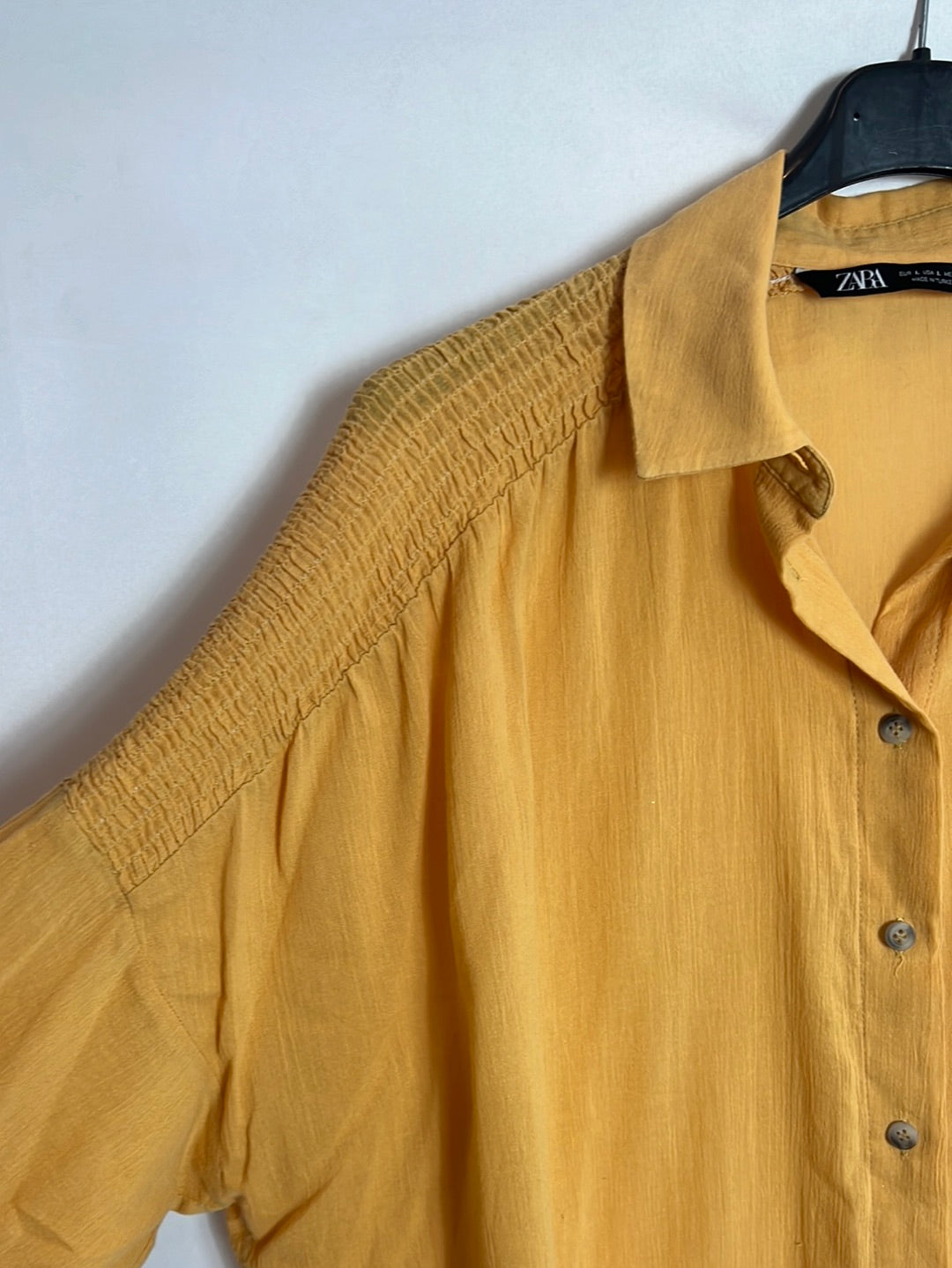 ZARA. Blusa mostaza efecto lino. T L