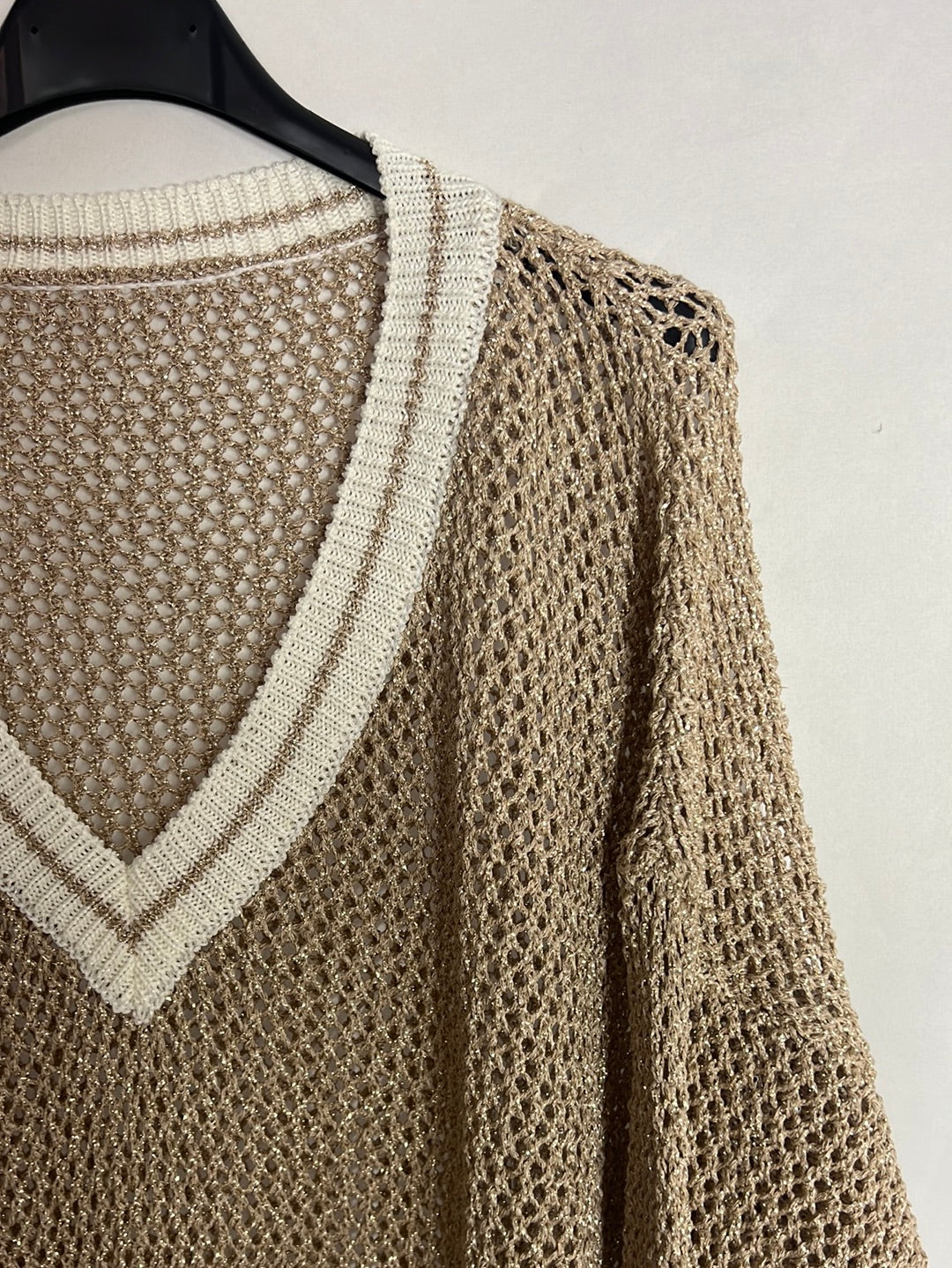 OTHERS. Gold openwork sweater. TS/M