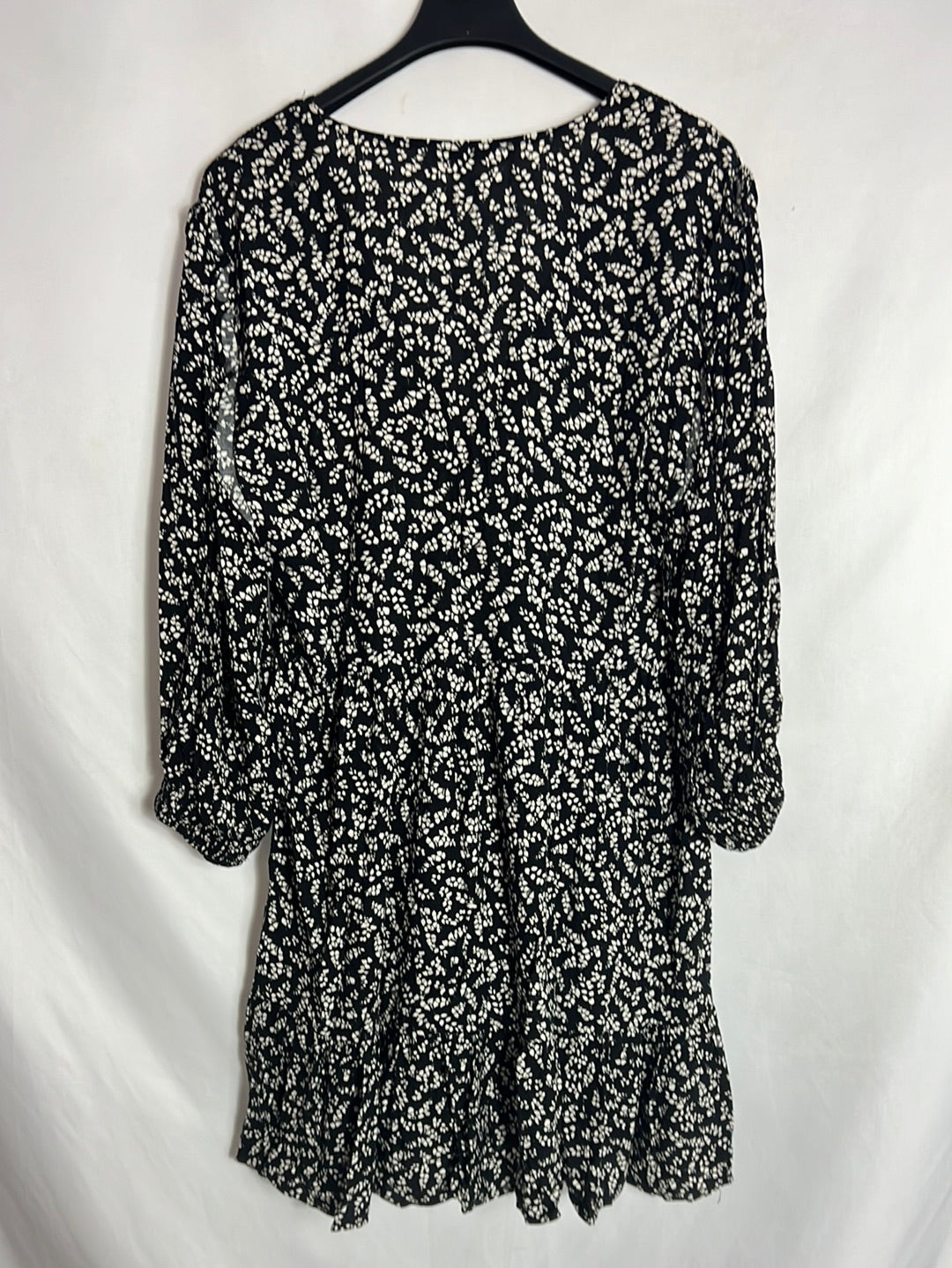 PULL&BEAR. Vestido negro flores blancas. T S