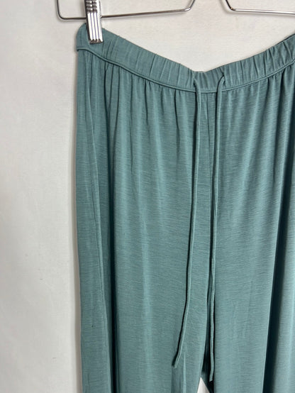 OYSHO. Pantalón culotte verde fluido. T S