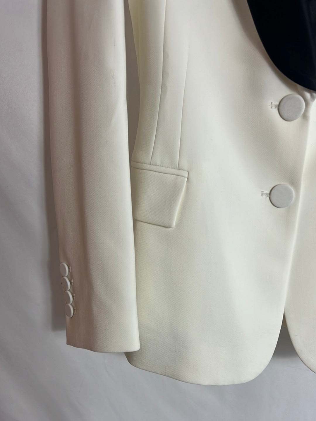 ZARA. Blazer blanca solapa negra. T S