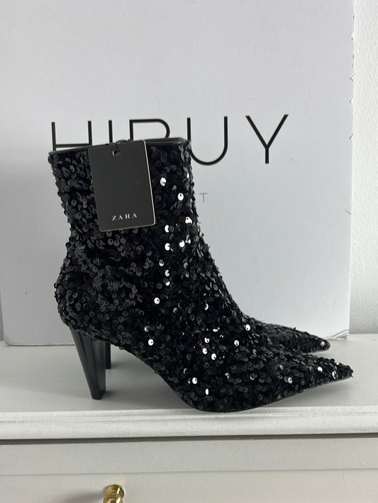 ZARA. Black sequin ankle boots. T 39