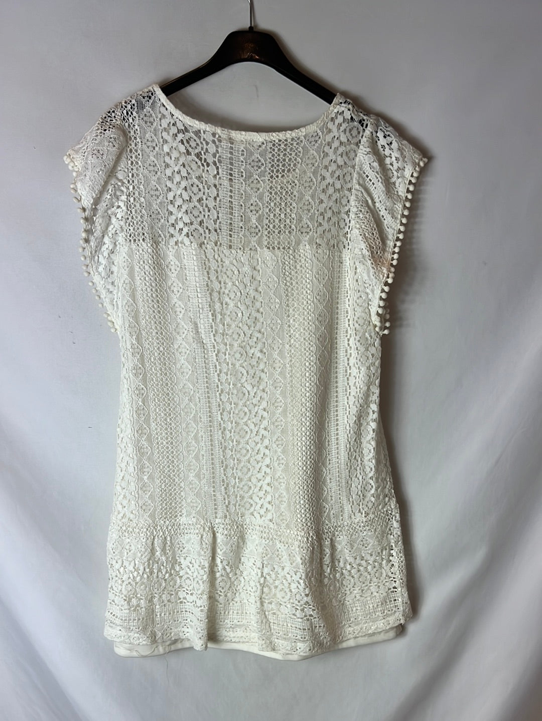 LEFTIES. White lace dress. TS