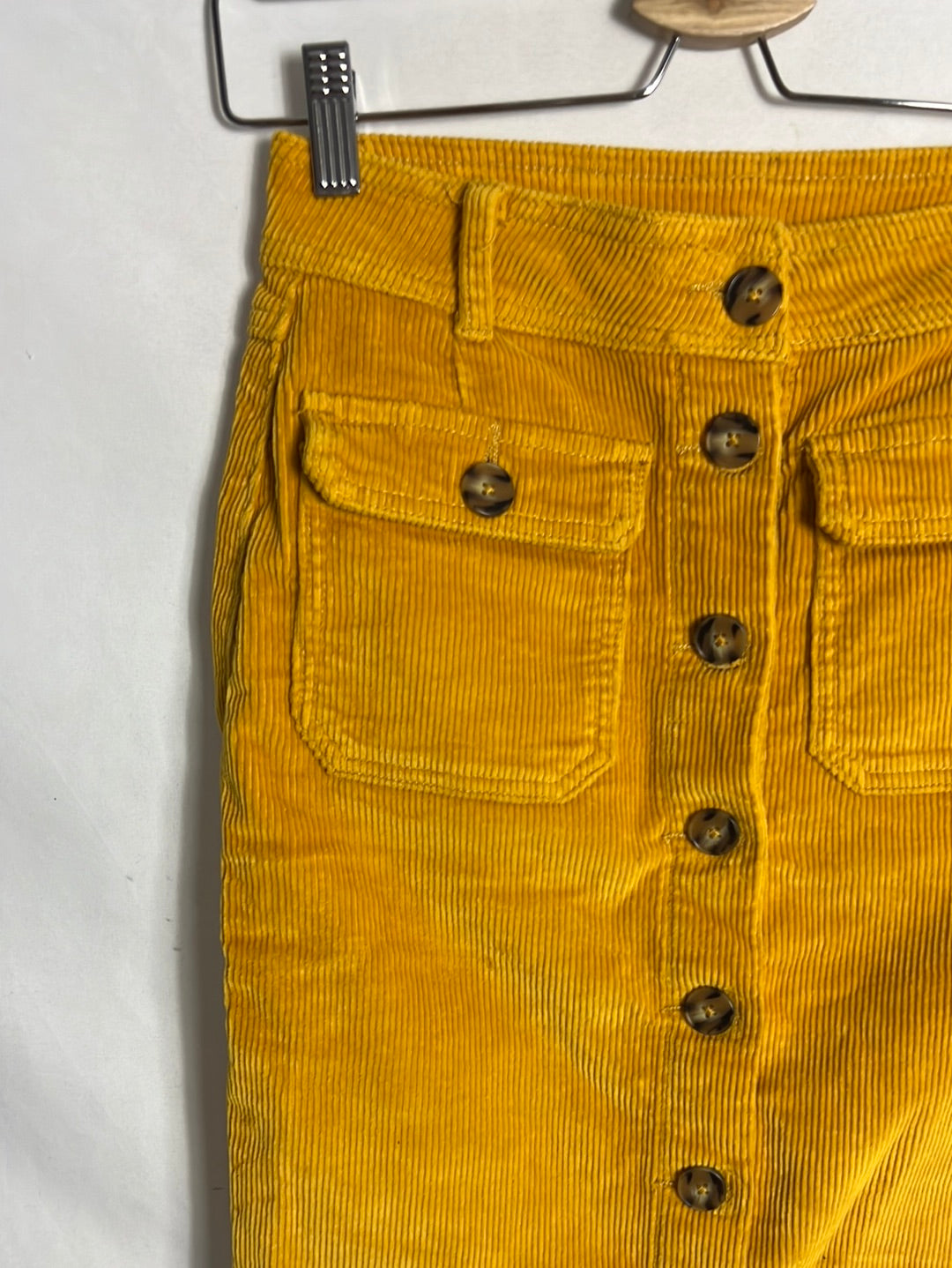 C&A. Falda pana mostaza abotonada. T 36