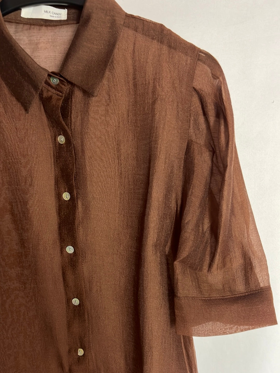 MILK CANDY. Blusa semitransparente marrón. T S