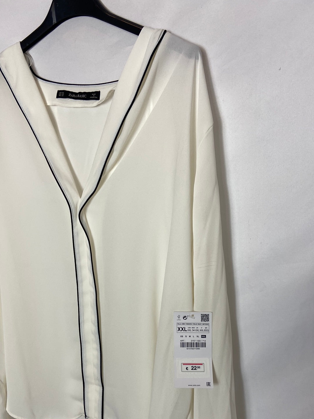 ZARA. Camisa blanca fluida con detalle en negro T.XXL