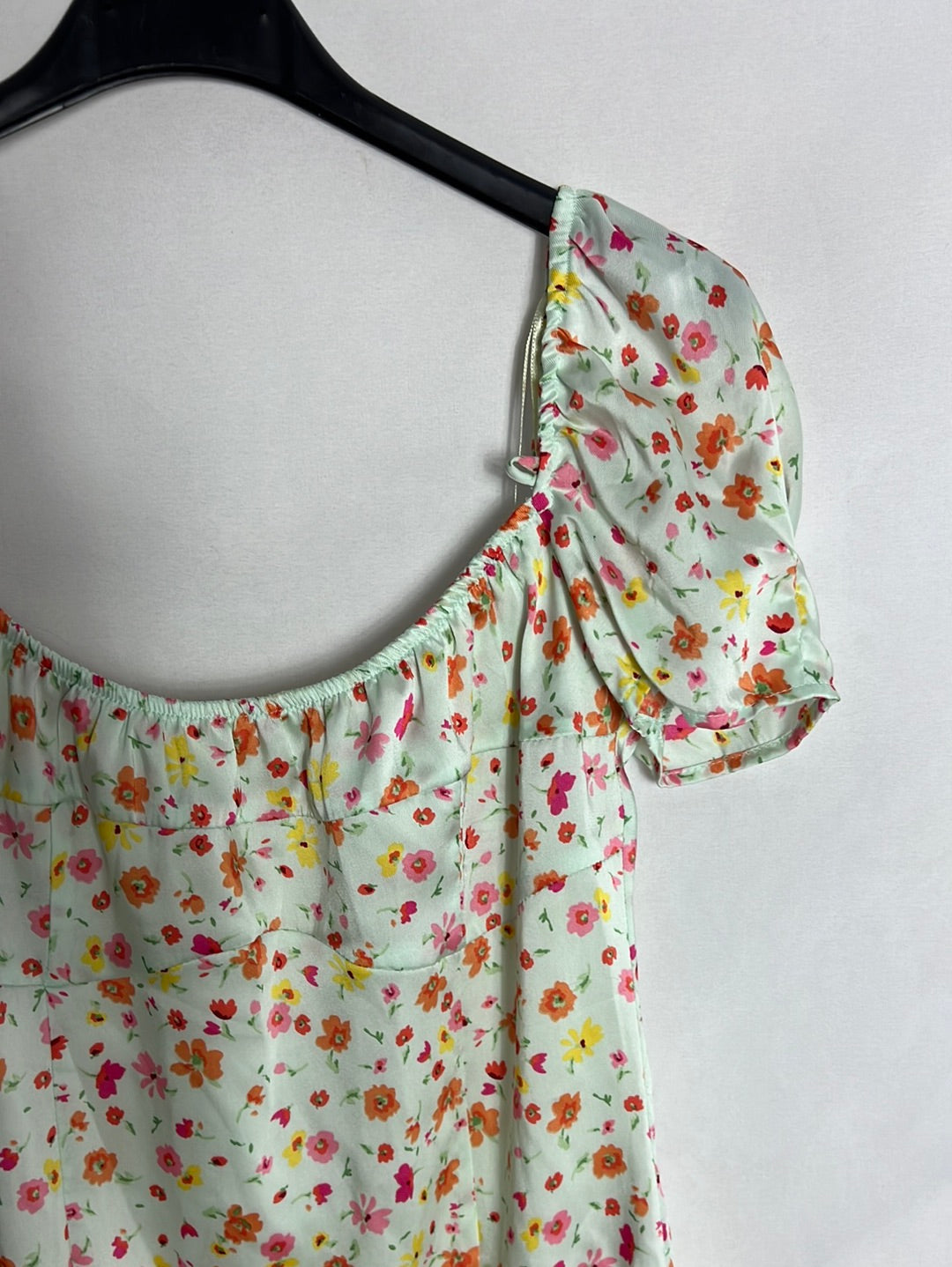 BERSHKA. Vestido corto flores satinado. T M